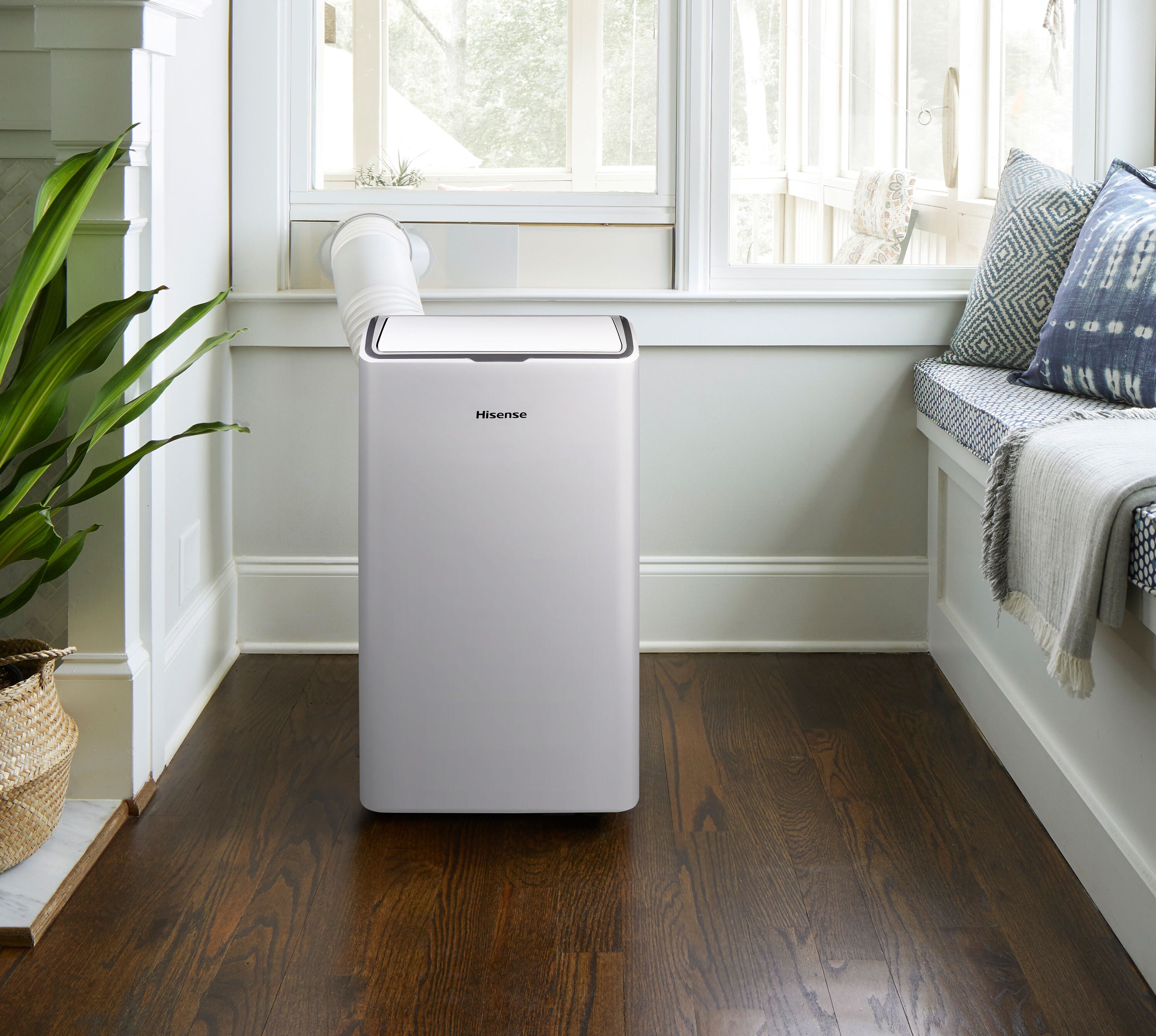 Hisense 12000-BTU DOE (15000-BTU ASHRAE) 115-Volt White Vented Portable Air Conditioner Wi-fi Compatibility Cools 501-700 Sq Ft