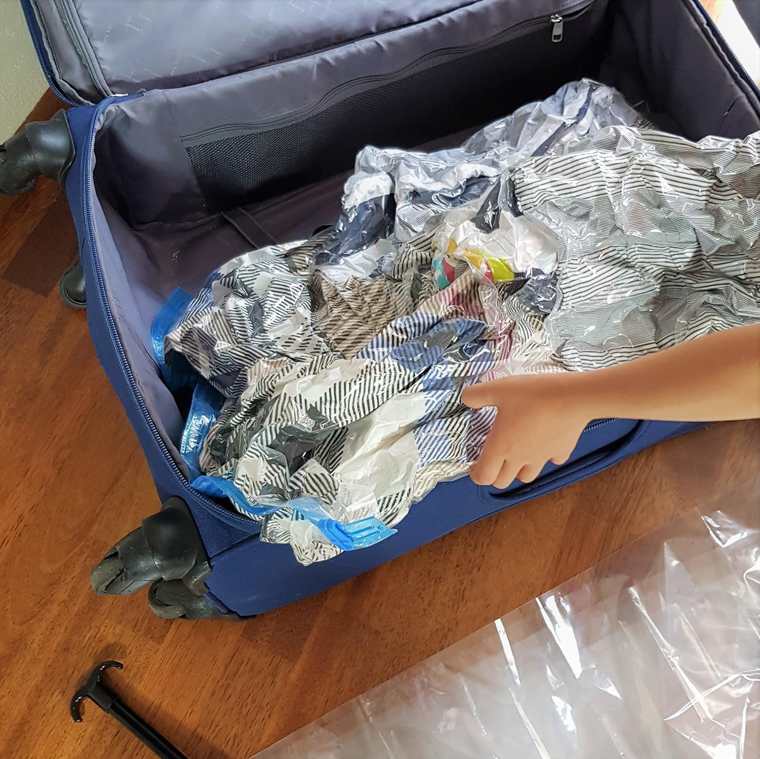 WonderWorker Pump, 6 Jumbo Vacuum Storage Bags, Nearly 80% More Compression Than Other Brands, Storage Bags for bedding, pillow, blankets, clothes etc.